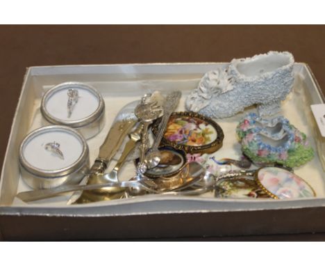 A BOX OF COLLECTABLES TO INCLUDE A HALLMARKED SILVER SPOON, COSTUME JEWELLERY ETC