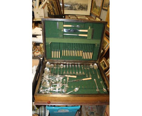 A LARGE VINTAGE OAK CANTEEN OF SILVER PLATED CUTLERY 