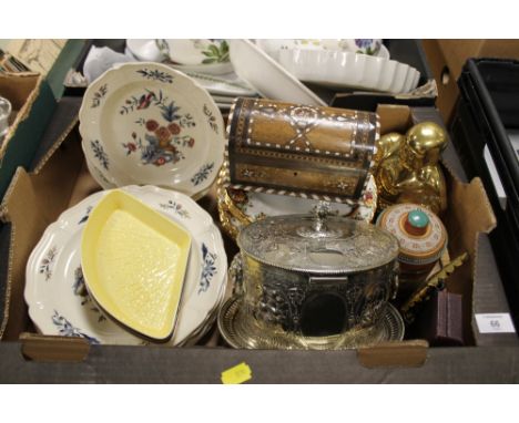 A TRAY OF ASSORTED ITEMS TO INCLUDE WEDGWOOD PLATES, BRASS BUDDHA FIGURE INLAID DOME TOPPED TRINKET BOX ETC.