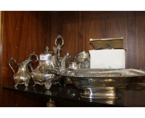 A SELECTION OF SILVER PLATED WARE TO INCLUDE A CRUET SET, TEA SERVICE ETC.