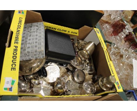 A TRAY OF METALWARE TO INCLUDE SILVER RIMMED SCENT BOTTLES A/F, HIP FLASK ETC