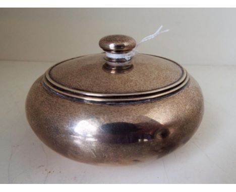 An American sterling silver powder bowl with cover, the base stamped Sterling, 7 cm (h) x 11 cm (diam), approx. weight 175 gm