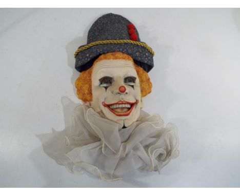 A good quality ceramic wall mask in the form of a clown entitled Auguste, issued in a limited edition 511 / 2500, by Ben Blac