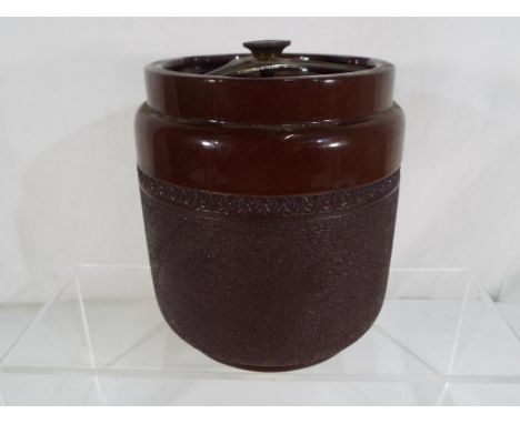 A good quality lidded ceramic tobacco jar, approx 14cm (h)