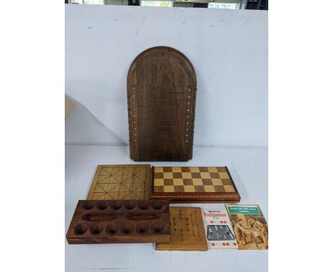 Vintage table games to include a carved chessboard with carved pieces, a shove ha'penny board and other items Location: DSCA 