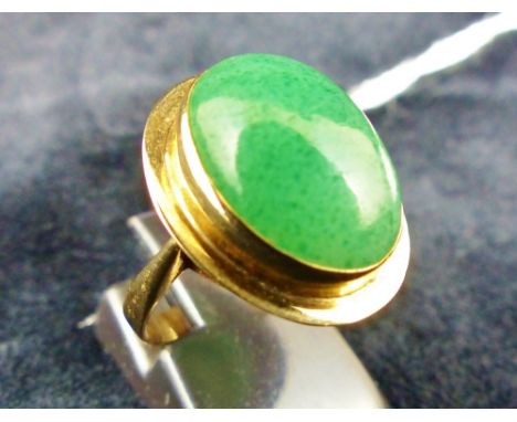 9 ct gold jade cabocon ring. Size N.