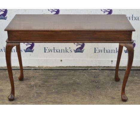A George III style mahogany rectangular table, first quarter 20th Century, on cabriole legs, H. 75cm, W. 116cm, D. 53cm