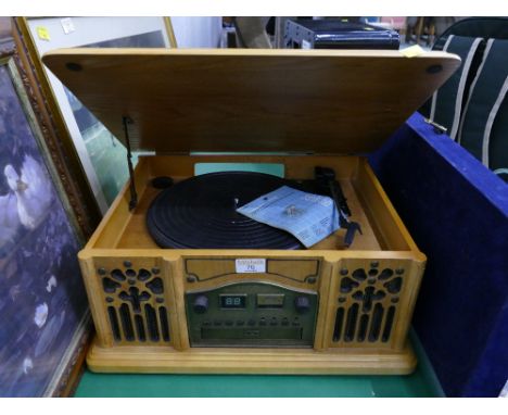 Vintage gramophone style DC/record player 