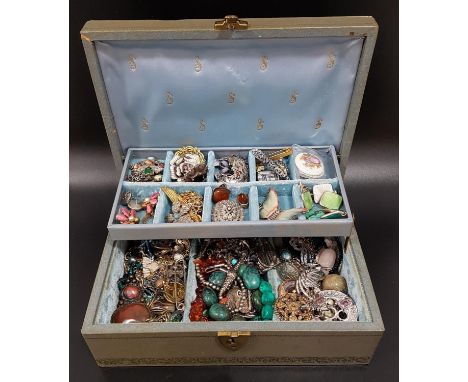 GOOD SELECTION OF VINTAGE COSTUME JEWELLERYincluding various stone and enamel decorated brooches, a malachite bead bracelet, 