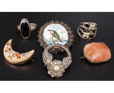 SELECTION OF GOLD, SILVER AND OTHER VINTAGE JEWELLERYcomprising a crescent shaped brooch in unmarked gold, two silver rings, 