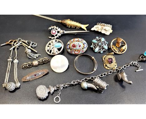INTERESTING SELECTION OF VINTAGE JEWELLERYincluding a micro mosaic brooch, an articulated fish pendant on chain, an Albertina