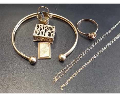 SELECTION OF NINE CARAT GOLD JEWELLERY ITEMSincluding a bangle with ball finials, a ring, a bucket charm, part of cage effect