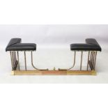 A 20TH CENTURY BRASS AND LEATHER UPHOLSTERED ADJUSTABLE CLUB FENDER. INTERNAL SIZE: 4ft 6ins-5ft