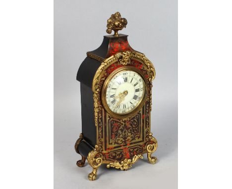 A GOOD SMALL FRENCH BOULLE MANTLE CLOCK, with cream dial, black Roman numerals, the case with ormolu masks, scrolls and vase 