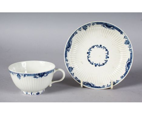 AN 18TH CENTURY WORCESTER TEA BOWL AND SAUCER painted in under-glaze blue with the Lambriquin pattern.