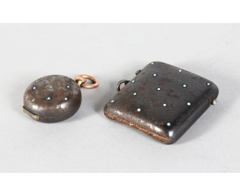 A METAL AND ENAMEL VESTA and A SOVEREIGN CASE (2).