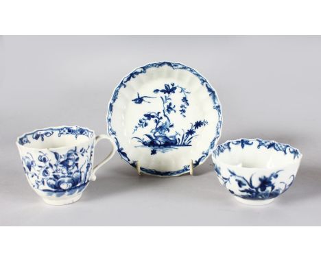 AN 18TH CENTURY WORCESTER TEA BOWL, COFFEE CUP AND SAUCER painted in under-glaze blue with the Hollow Rock Lily pattern.