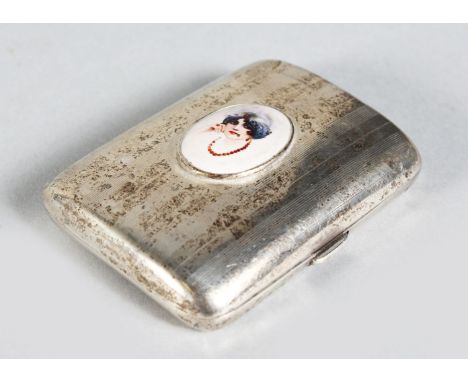 AN ENGINE TURNED CIGARETTE CASE. Birmingham 1920, with a portrait oval.