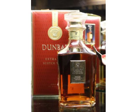 DUNBAR extra old blended Scotch Whisky, 43% vol., 70cl., boxed.
