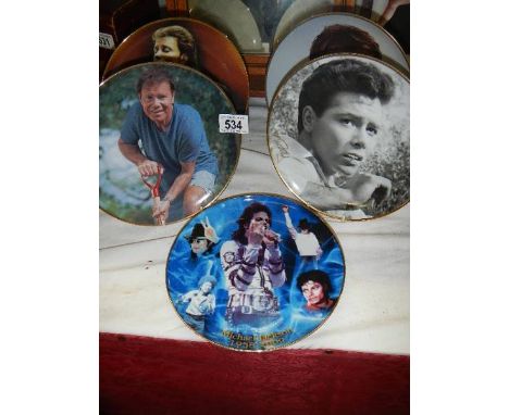 Four Cliff Richard collector's plates and a Michael Jackson plate.