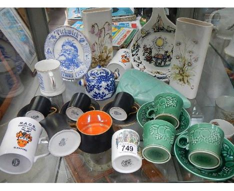A mixed lot of ceramic items. Collect only.