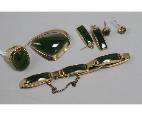 A suite of 9ct gold and jade jewellery, comprising bracelet, ring and two pairs of earrings and a similar brooch