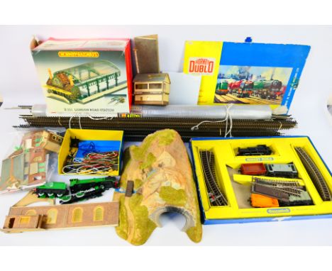Hornby - A boxed OO gauge tank engine goods set # 2008, a boxed London Road Station # R331 and a quantity of long lengths of 