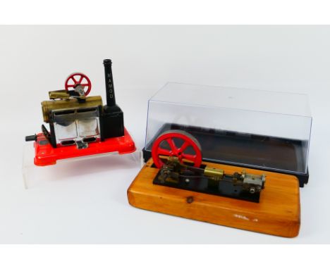 Mamod - Other - An unmarked single cylinder Mill Engine with a fly wheel of 10 cm in diameter, mounted on a wooden base which