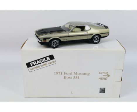 Danbury Mint - A boxed 1:24 scale die-cast 1971 Ford Mustang Boss 351 by Danbury Mint - Model comes in original postage box a