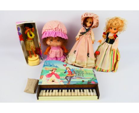 Linea Zero - Anekona - A group of vintage dolls including a Linea Zero bobble head doll lamp, 3 x wind up musical dolls, a to