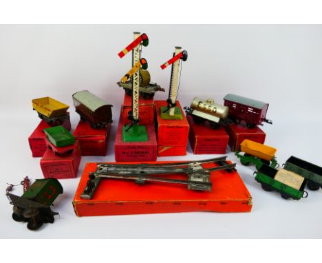 Hornby - Other - A collection of mainly boxed O gauge rolling stock and trackside accessories predominately by Hornby, includ