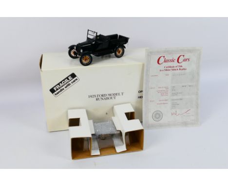 Danbury Mint - A boxed 1:24 scale die-cast 1925 Ford Model T Runabout by Danbury Mint - Model comes in original postage box a