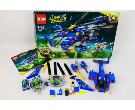Lego - A boxed #7067 Alien Conquest Lego set - Comes with instruction manual. Lego set appears part built and in very good co