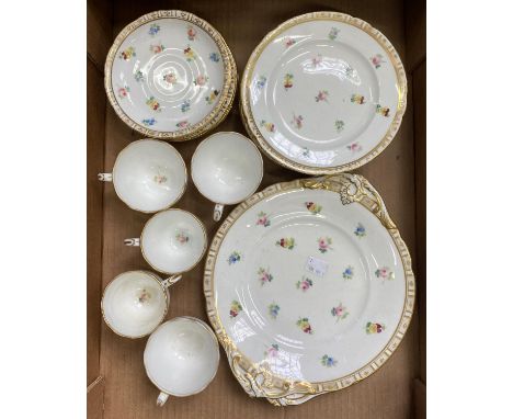 AN ENGLISH PORCELAIN&nbsp; PART TEA SERVICE, COMPRISING THREE LARGE CUPS, TWO SMALL CUPS, NINE SAUCERS AND EIGHT PLATES AND T