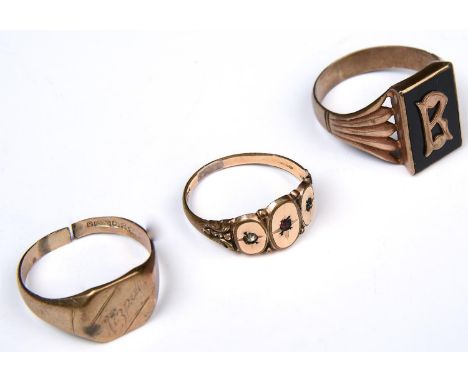 A GOLD AND BLACK ONYX GENTLEMAN'S SIGNET RING, MARKED 9CT, SIZE V, A 9CT GOLD SIGNET RING (CUT), 8.1G AND ANOTHER RING (3)  W