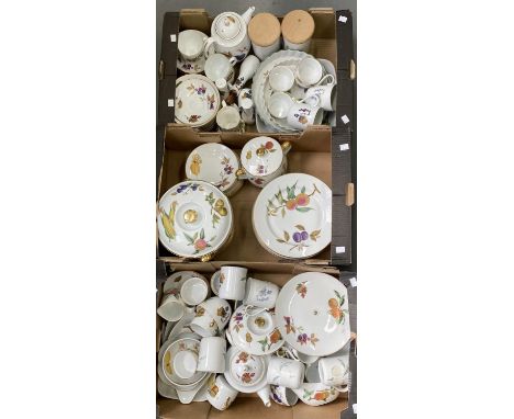 A QUANTITY OF ROYAL&nbsp; WORCESTER&nbsp; EVESHAM DINNER WARE  Some decoration faded, wear to gilding