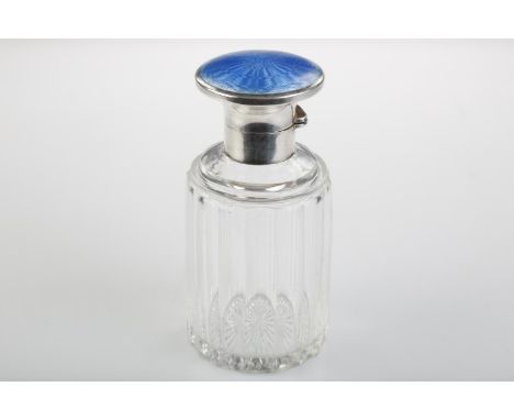 A GEORGE V SILVER MOUNTED FLUTED GLASS SCENT BOTTLE WITH BLUE GUILLOCHE ENAMEL CAP, STOPPER, 12.5MM H, BY THE WILMOT MANUFACT