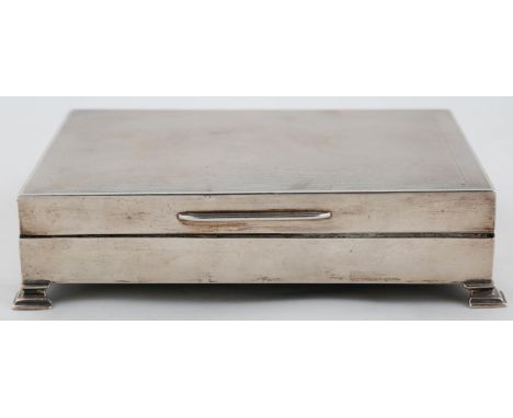 AN ELIZABETH II SILVER CIGARETTE BOX, THE LID ENGINE TURNED, ON BRACKET FEET, CEDAR LINED, 12.5 X 16.5CM, MARKS RUBBED, BIRMI