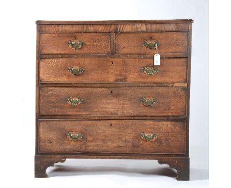 A GEORGE III OAK CHEST OF DRAWERS, C1780, THE RECTANGULAR TOP WITH REEDED LIP ABOVE TWO SHORT AND THREE LONG GRADUATED COCKBE