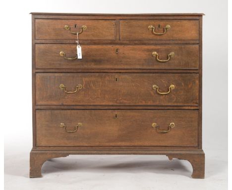 A GEORGE III OAK CHEST OF DRAWERS, C1800, FITTED TWO SHORT AND THREE GRADUATED COCKBEADED DRAWERS, THE LOCKS AND BRASS HANDLE