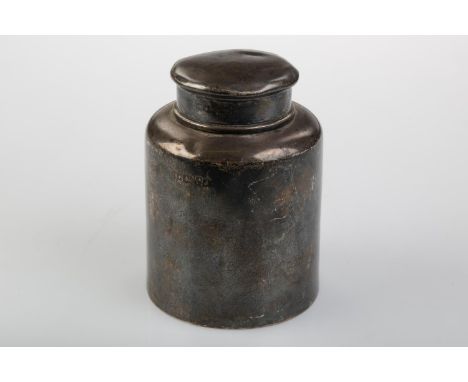 AN EDWARDIAN CYLINDRICAL SILVER TEA CADDY AND COVER, 8CM H, BY ROBERT PRINGLE &amp; SONS, CHESTER 1909, 2OZS 7DWTS  Small den