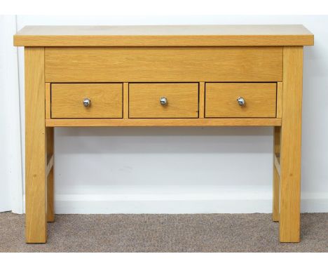 A MODERN LIGHT OAK SIDEBOARD, 87CM H; 122 X 35CM  