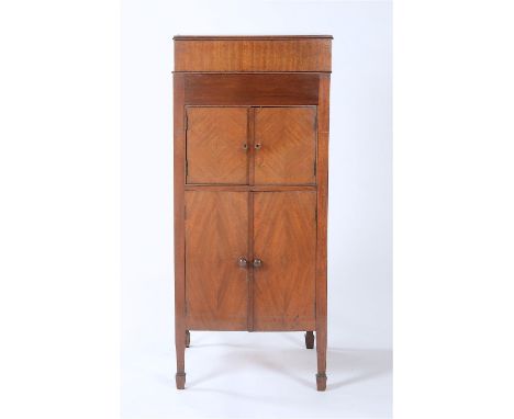 AN EDWARDIAN MAHOGANY GRAMOPHONE-THE CARILLON, IN QUARTER VENEERED FIGURED CASE, THE HINGE TOP REVEALING GREEN FELT TOP TURNT