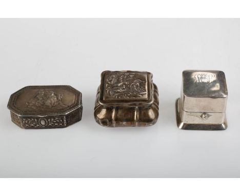AN AMERICAN SILVER RING BOX, EARLY 20TH C, 35MM H, MARKED STERLING, A CUSHION SHAPED SILVER COMFIT BOX, THE LID EMBOSSED WITH
