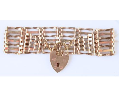 A 9CT GOLD GATE BRACELET AND PADLOCK, 18CM L, 16G  Slight wear