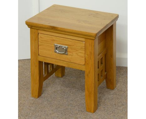 A CONTEMPORARY LIGHT OAK SIDE TABLE AND A BEDSIDE TABLE, WITH OXIDISED OR PLATED METAL HANDLE OR KNOBS, BEDSIDE TABLE 47CM H;