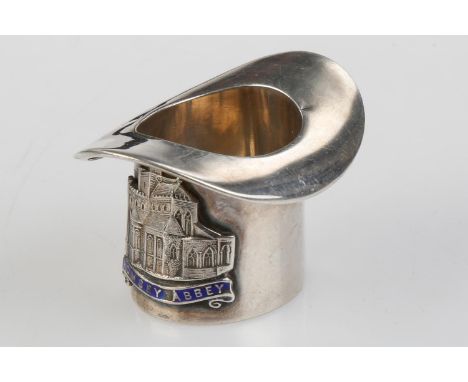 AN EDWARD VII MINIATURE SILVER MODEL OF A TOP HAT, APPLIED WITH SILVER AND ENAMEL BADGE OF ROMSEY ABBEY, 51MM L, BY SYDNEY &a