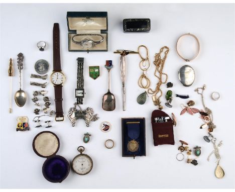 MISCELLANEOUS COSTUME JEWELLERY, TO INCLUDE A BLACK ONYX SET SILVER SIGNET RING, A VICTORIAN GILT SILVER COLOURED METAL PRIZE