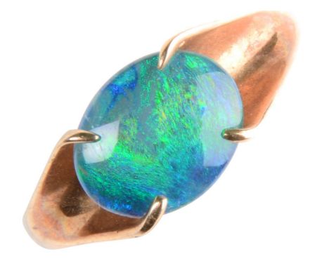 A BLACK OPAL DOUBLET RING IN 9CT GOLD, BIRMINGHAM 1970, 2.8G, SIZE P  Good condition