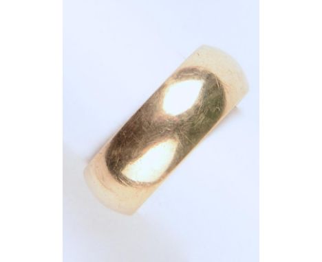 A GOLD WEDDING BAND, UNMARKED, 7.5G, SIZE M  Light wear, apparently made from several other rings